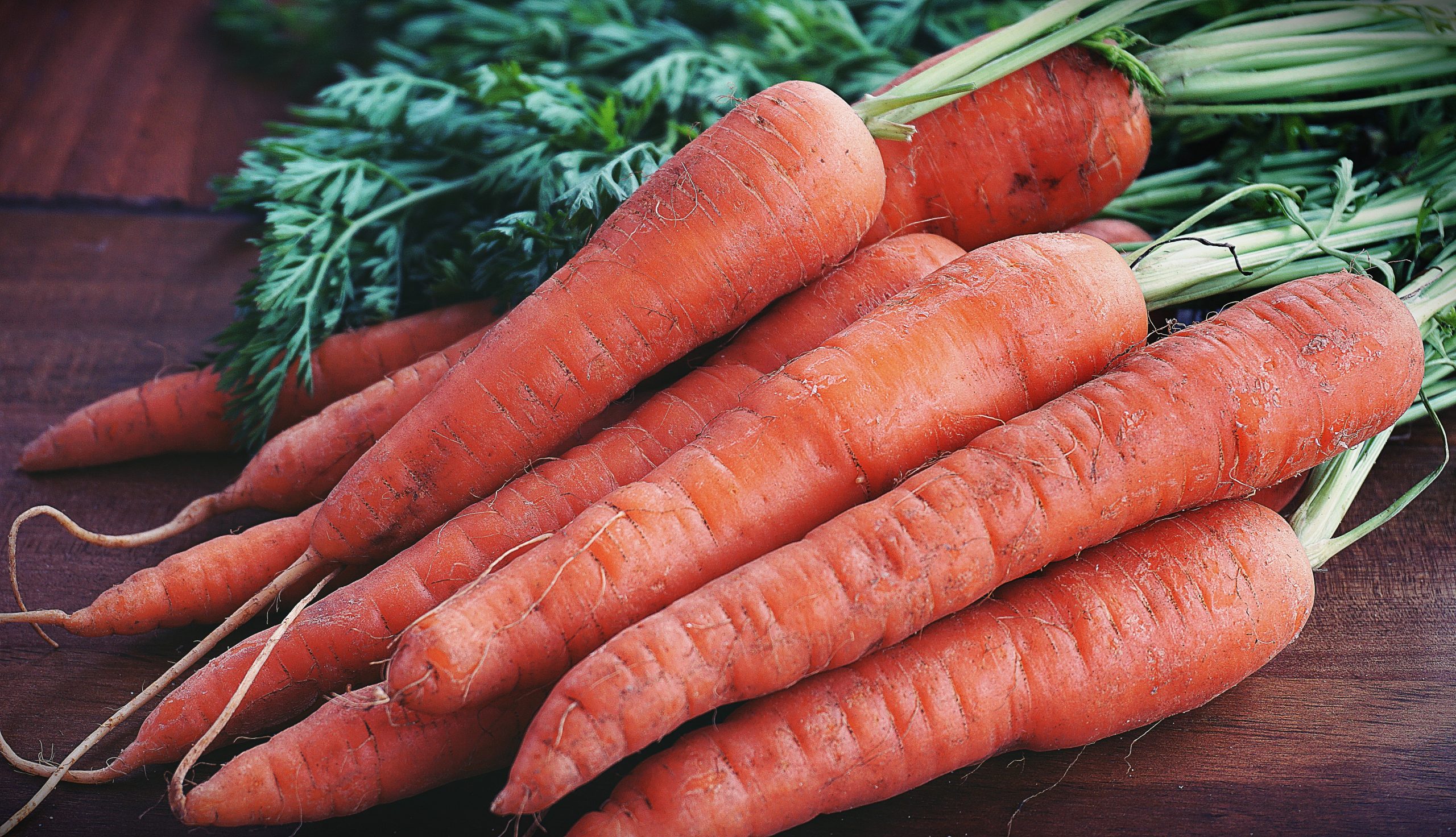 Advantages and disadvantages of eating carrots in Hindi